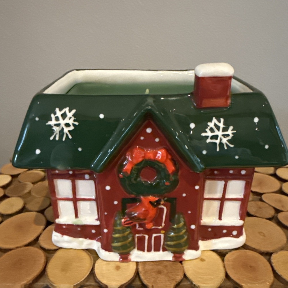 White Barn Candle‎ Co Christmas Candle Birdhouse Cool Spruce 9.5 Oz